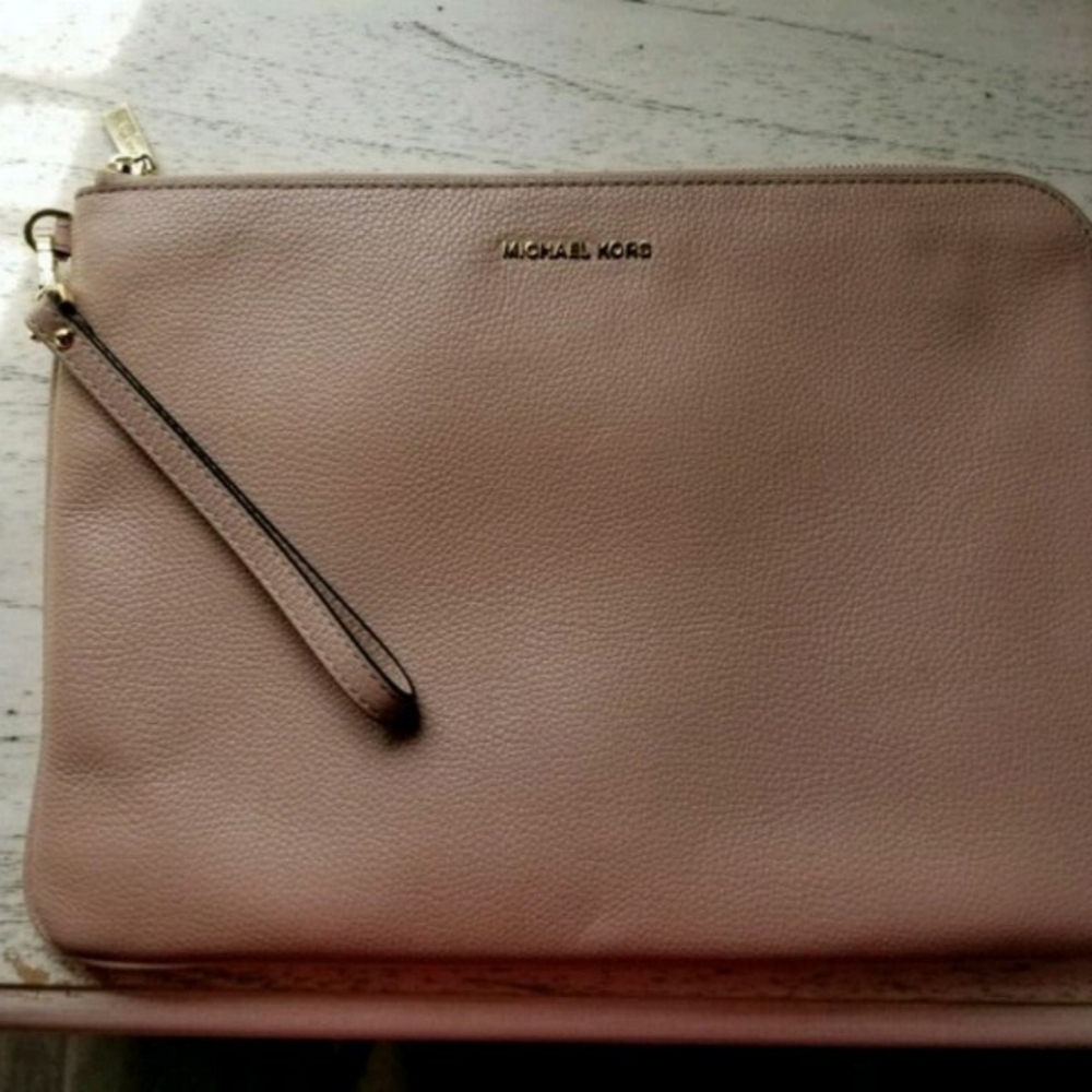 MICHAEL KORS LARGE TECH IPAD LUGGAGE LEATHER ZIP CLUTCH